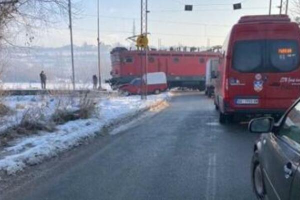 VOZ UDARIO PUTNIČKO VOZILO U RIPNJU: Priča se da se svašta dešava na ovom mestu! (FOTO)