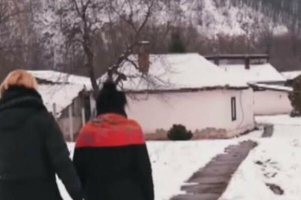 PEVAČICA IZVORINKA IMA VIKENDICU KOJA KRIJE NEVEROVATNU PRIČU! Umešana je i Tamara Grujić, ŠOK! (FOTO)