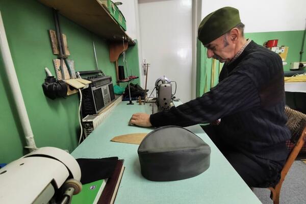 RADOJICA ČUVA TRADICIJU VEĆ VIŠE OD POLA VEKA, KO NAKRIVI KAPU RODILA MU NJIVA: Uz pesmu ŠIJE ŠAJKAČE (FOTO)