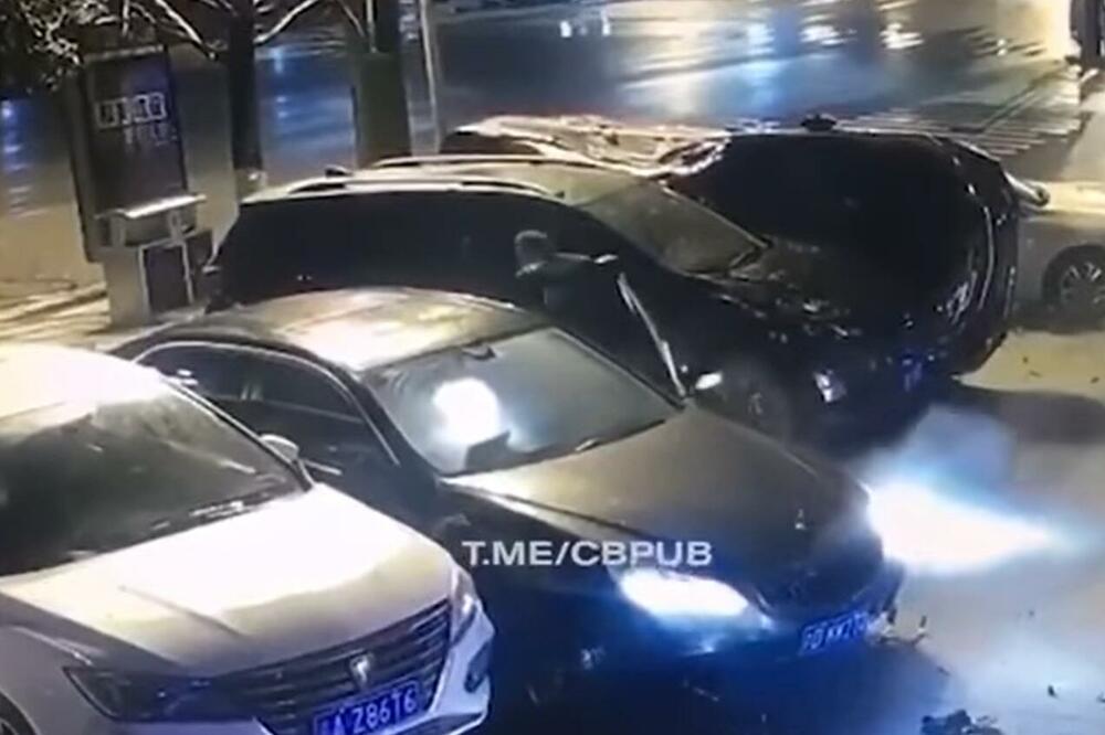 JEDNOM SE RAĐA OVAKAV GENIJALAC! Pogledajte KAKO je uparkirao AUTOMOBIL, ovo se ne viđa ČESTO (VIDEO)