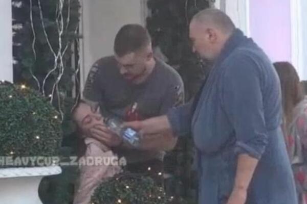 TARU SIMOV NE MOGU DA PROBUDE: Potpuno je BEZ SVESTI, ne pomažu ni VODA ni ŠAMARI! (VIDEO)