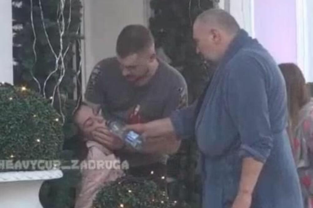 TARU SIMOV NE MOGU DA PROBUDE: Potpuno je BEZ SVESTI, ne pomažu ni VODA ni ŠAMARI! (VIDEO)