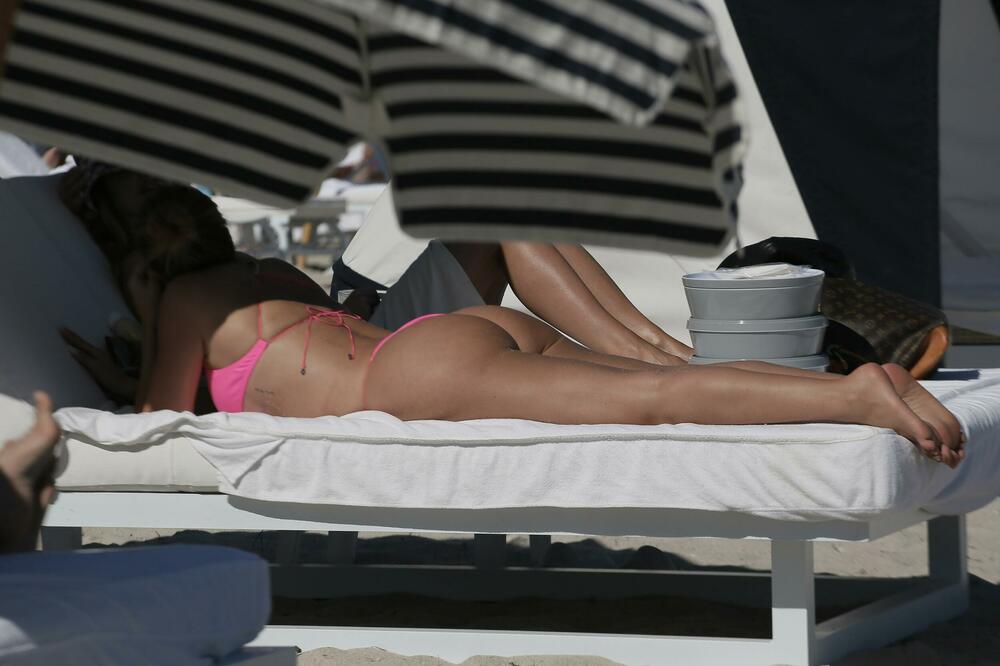 MUŽ NBA LEGENDA, SIN POČEO KARIJERU! Ona (48) sa uživanjem pokazuje obline i golišave slike! (FOTO)