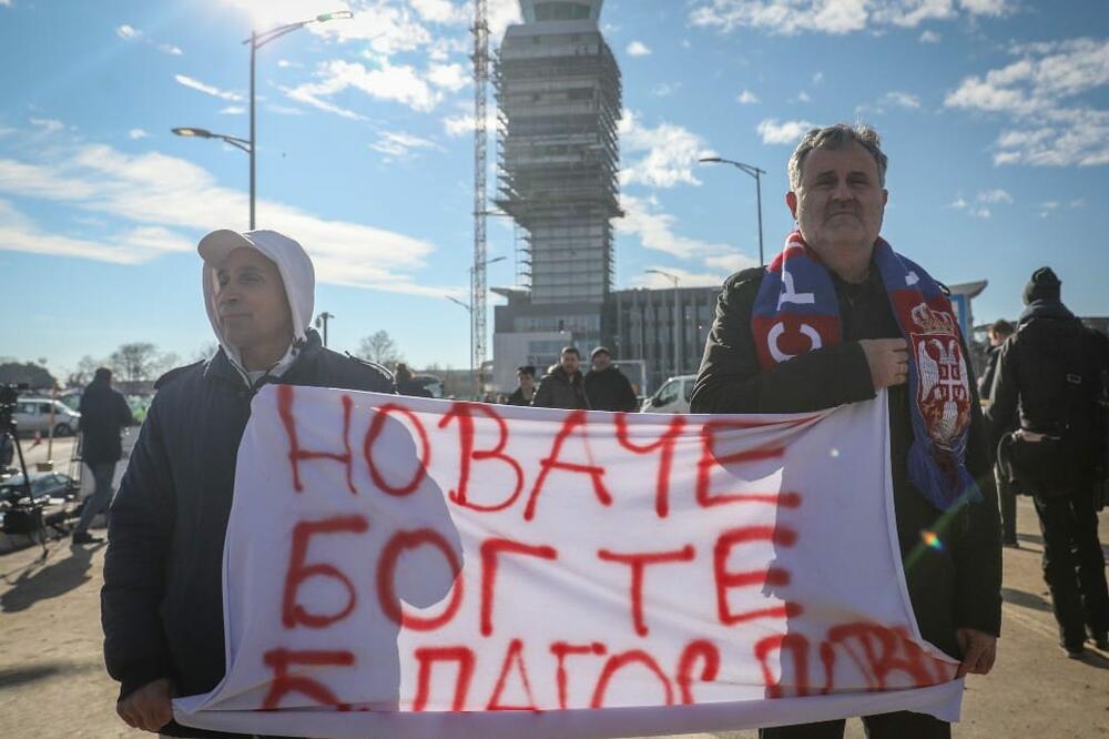 PESMA SE ORILA, ZASTAVE VIORILE! SNIMAK NOVAKA NA AERODROMU "NIKOLA TESLA"! (VIDEO)