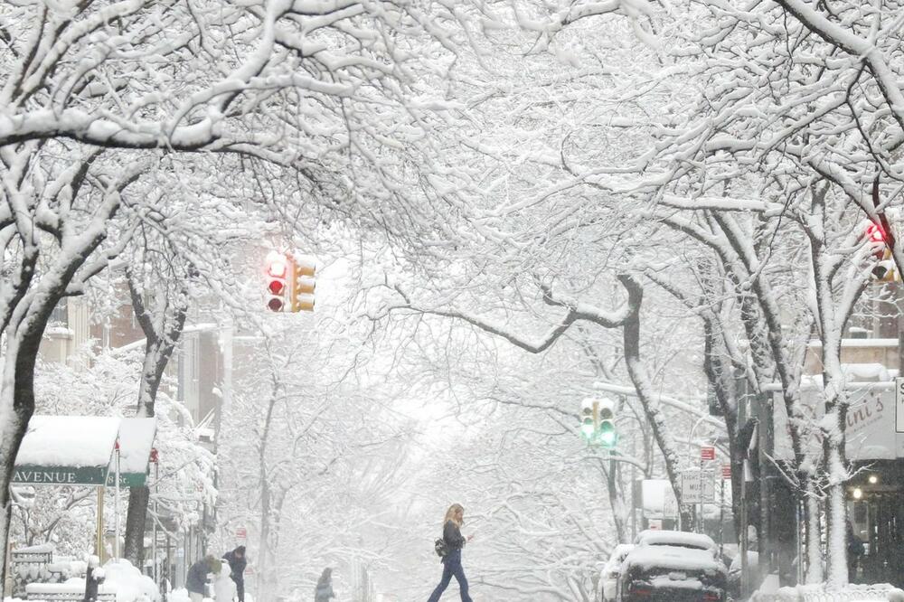 SAD NA UDARU "CIKLON BOMBE": Hiljade letova OTKAZANO, ledeno arktička masa zahvatila zemlju, oglasio se i Bajden!