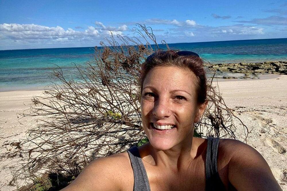 ANĐELA NESTALA U CUNAMIJU KOJI JE POGODIO OSTRVO TONGU: Muž se spasao tako što se popeo na DRVO, udarali ih TALASI!