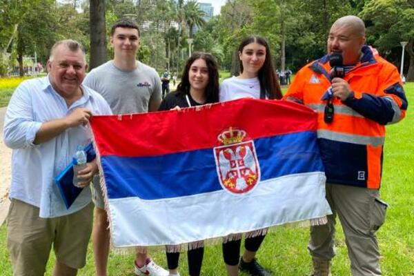 NEVEROVATNA SCENA IZ MELBURNA: Australijski političar sa srpskim navijačima poslao BRUTALNU poruku moćnicima!(FOTO)