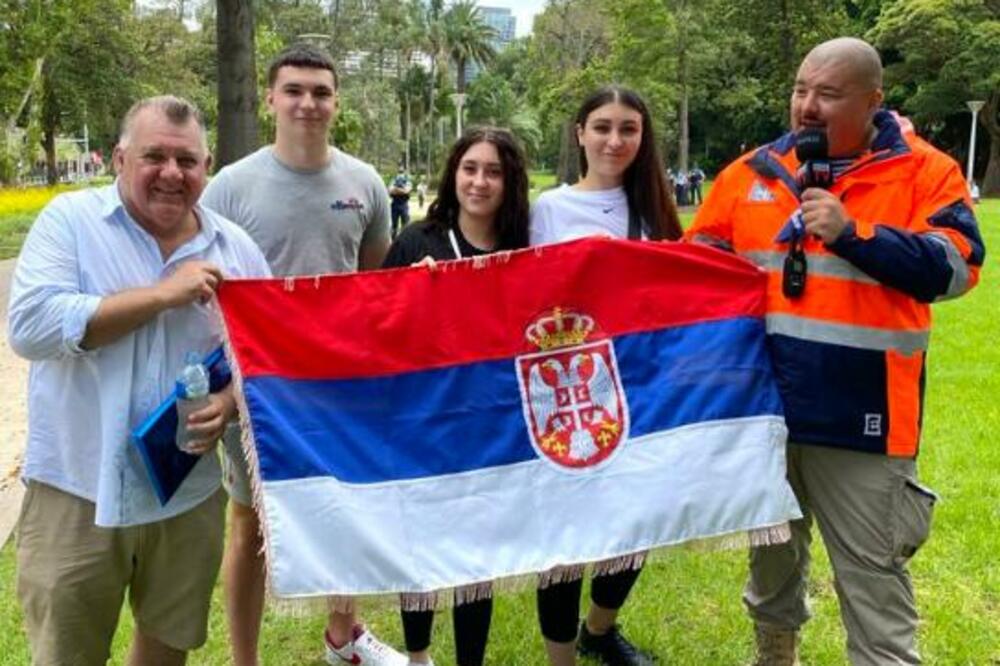 NEVEROVATNA SCENA IZ MELBURNA: Australijski političar sa srpskim navijačima poslao BRUTALNU poruku moćnicima!(FOTO)