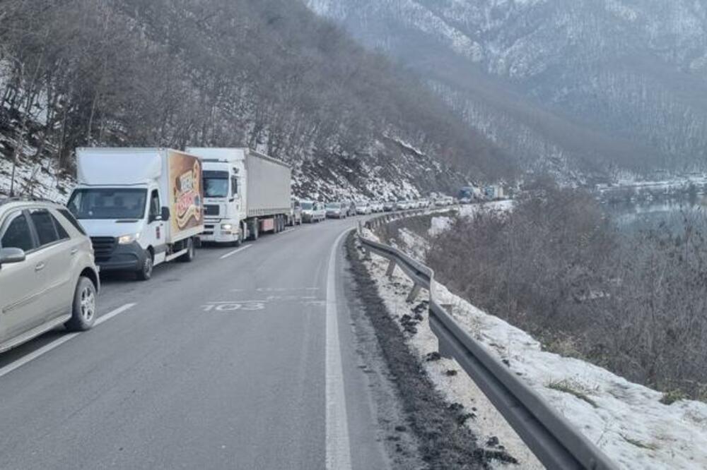 TERETNO VOZILO SLETELO U JEZERO NA PUTU KA POŽEGI: Stvorila se ogromna gužva (FOTO)