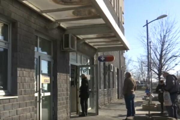 LEKARI PREGLEDAJU PACIJENTE NA PARKINGU U KALUĐERICI! Problem nije saniran još od 2020. godine, nadležni NE REAGUJU