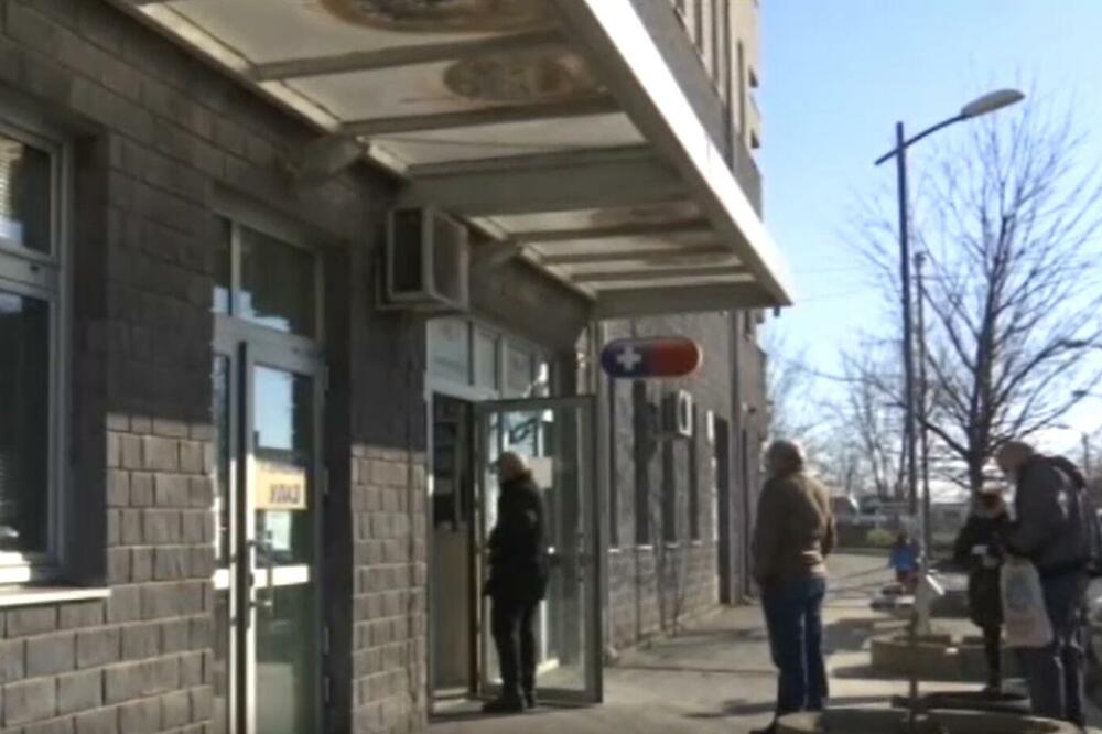 LEKARI PREGLEDAJU PACIJENTE NA PARKINGU U KALUĐERICI! Problem nije saniran još od 2020. godine, nadležni NE REAGUJU