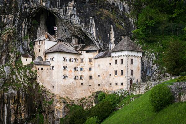 PREDJAMSKI ZAMAK: Najveći pećinski ZAMAK na SVETU, ušao je u GINISOVU KNJIGU REKORDA i krije tragičnu ISTORIJU!
