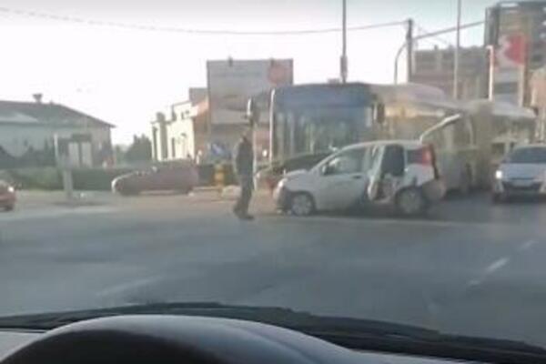 UDES U RAKOVICI: Sudarili se autobus i auto, stvara se gužva! (FOTO)