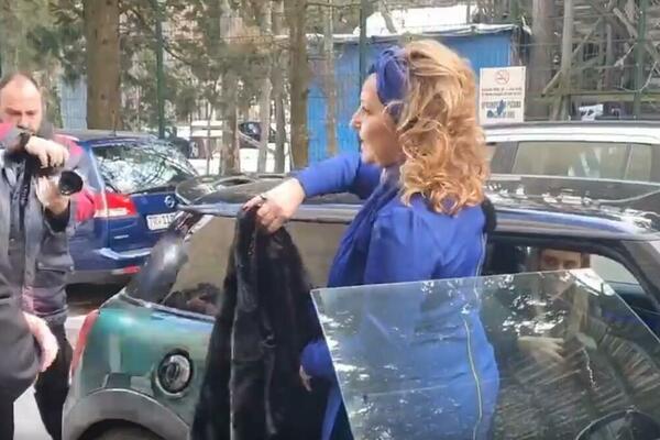 BEKUTA U KRALJEVSKI PLAVOJ KOMBINACIJI ODUŠEVILA: Pevačica drastično smršala nakon Mrkine smrti! (FOTO)