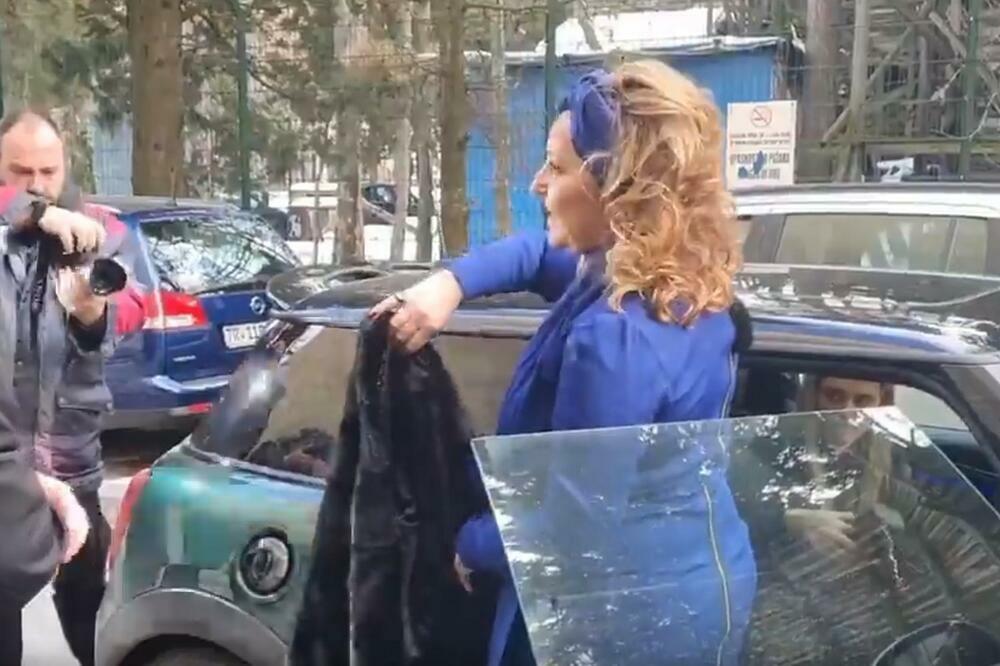 BEKUTA U KRALJEVSKI PLAVOJ KOMBINACIJI ODUŠEVILA: Pevačica drastično smršala nakon Mrkine smrti! (FOTO)