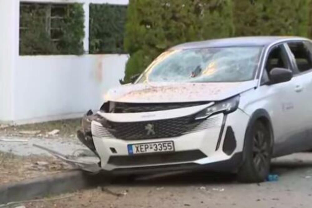 EKSPLOZIJA U ATINI ISPRED STAMBENOG KOMPLEKSA! Oštećena tri automobila, vastrogasci na terenu