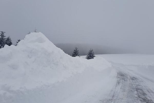 SNEŽNI NANOSI OMEĐALI GOLIJU: Deonica Preko Brdo - Odvraćenica jedva prohodna (FOTO)
