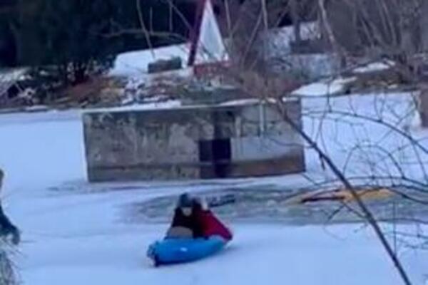 SLIKALA SELFI DOK JOJ JE AUTOMOBIL TONUO! Spasioci je JEDVA IZVUKLI (VIDEO)