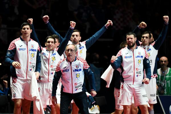 LEGENDARNI HRVATSKI STRUČNJAK PORUČIO: Srbiju su bez razloga svi počeli da dižu u nebesa!