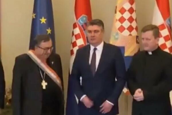 MILANOVIĆ TOKOM ODLIKOVANJA ZAKOPČAVAO ŠLIC, PA BRISAO NOS RUKOM: O HIT ISPADU Milanovića BRUJI REGION! (VIDEO)