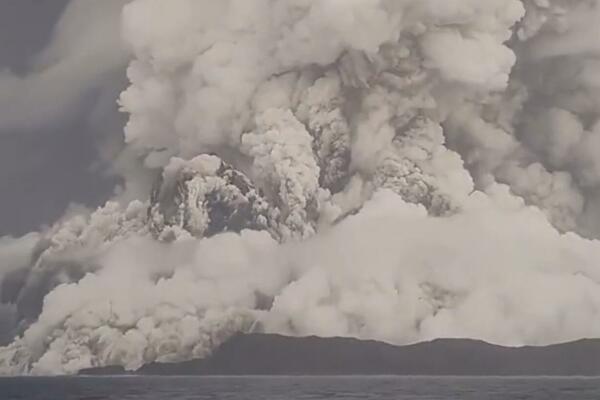 NEZAPAMĆENA KATASTROFA U TONGI! Vlada potvrdila 3 SMRTNA SLUČAJA nakon cunamija i erupcije vulkana (VIDEO)