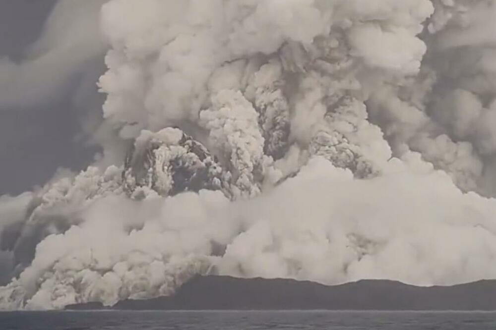 NEZAPAMĆENA KATASTROFA U TONGI! Vlada potvrdila 3 SMRTNA SLUČAJA nakon cunamija i erupcije vulkana (VIDEO)