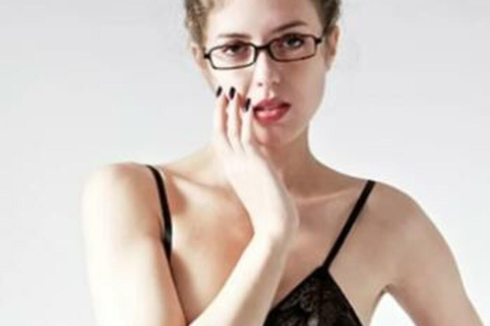 OVA DOKTORKA POTPUNO GOLA POMAŽE PACIJENTIMA DA SE "SAMOZADOVOLJE": Sve će vam SKOČITI KADA VIDITE (FOTO)