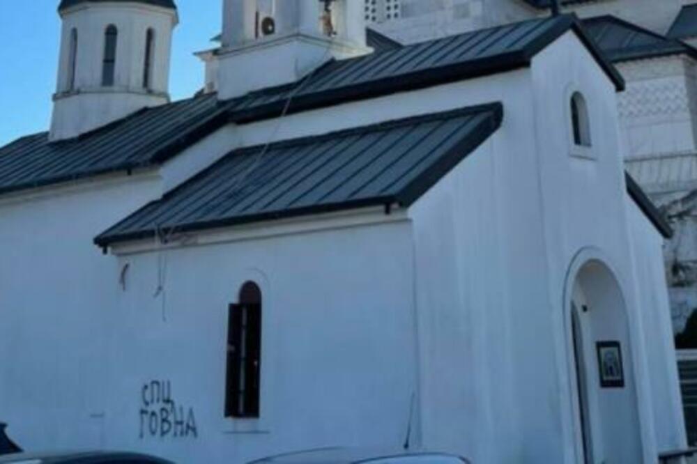 SRAMNO! U Podgorici osvanula UVREDLJIVA PORUKA na Krstovdan na zidu HRAMA HRISTOVOG VASKRSENJA! (FOTO)