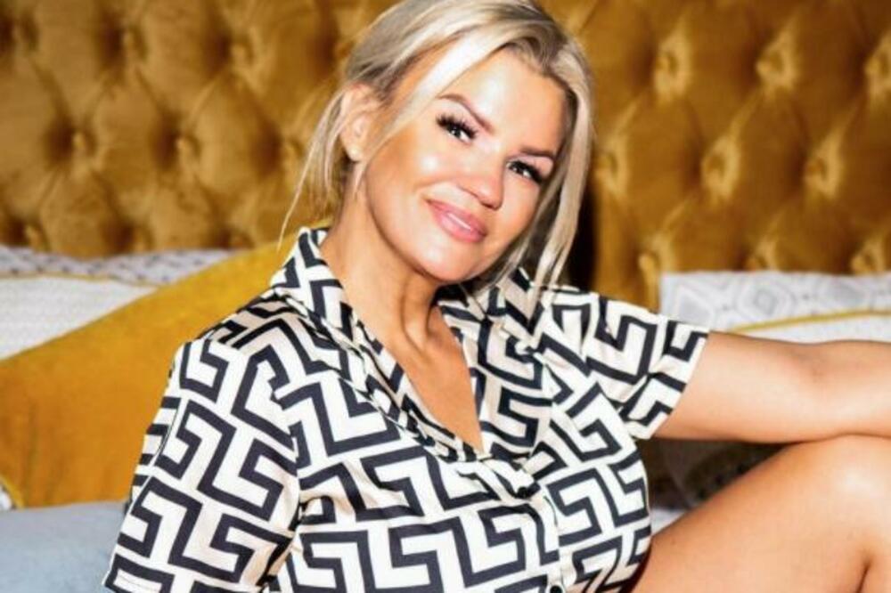 ODBILA DA PREDA TELEFON ZBOG EKSPLICTNOG MATERIJALA: Na kraju ipak PRISTALA, ali pod ŠOKANTNIM USLOVOM! (FOTO)