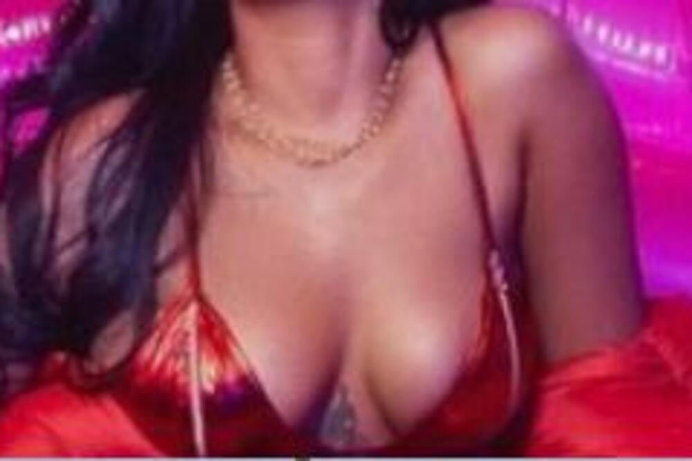 ZBOG NJE U HALTERIMA MNOGI ĆE OSTATI SAMCI: Pokazala VLAŽNE GRUDI, one joj ISPALE SA SVIH STRANA (FOTO)