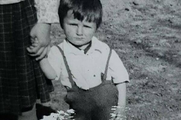 PREPOZNAJETE LI PEVAČA SA FOTKE: Živi od SRBOVANJA, a sestra mu je tragično nastradala! KSENIJA PAJČIN