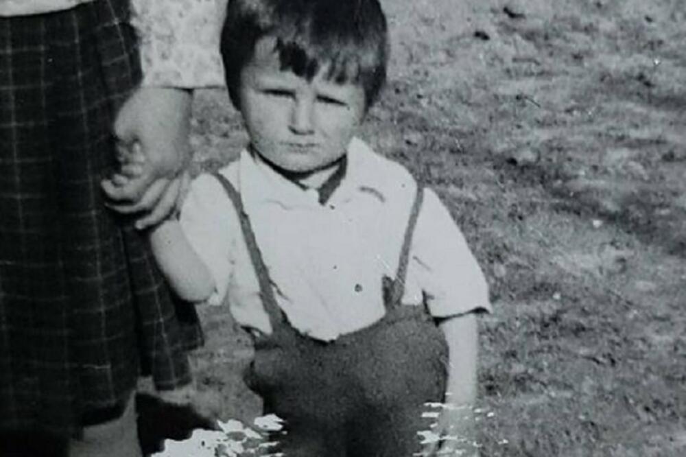 PREPOZNAJETE LI PEVAČA SA FOTKE: Živi od SRBOVANJA, a sestra mu je tragično nastradala! KSENIJA PAJČIN