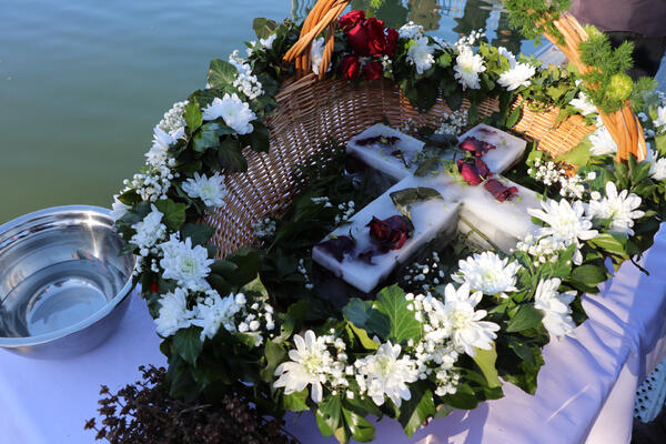 Bogojavljensku vodicu svi uzimaju iz crkve, a ne znaju za šta se koristi: Veruje se da nakon praznika morate...