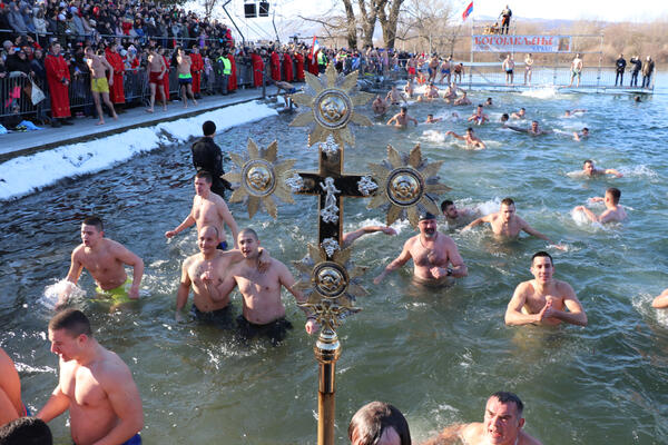 NADMETANJE ZA ČASNI KRST NA BOGOJAVLJENJE! Vojnici plivaju na Savi (FOTO)