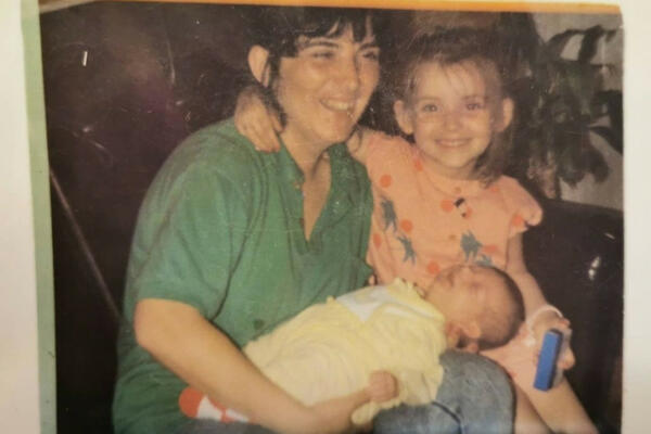 DEVOJČICA SA SLIKE DANAS JE SRPSKA NAJPOZNATIJA GLUMICA: Prepoznaćete je po unikatnom osmehu! (FOTO)