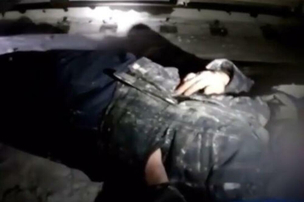 ZASPAO NA PRUZI, VOZ PREŠAO PREKO NJEGA! Ne samo da je ostao NEPOVREĐEN, već je sve i PRESPAVAO (VIDEO)