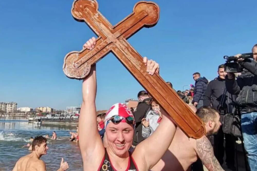 U SREMSKOJ MITROVICI DEVOJKA VEĆ DVE GODINE POBEĐUJE U BORBI ZA ČASNI KRST: Plivalo preko 100 učesnika!