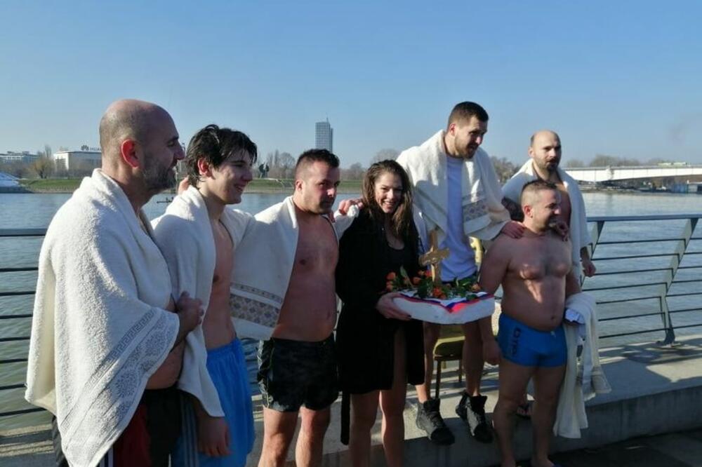 MARIJA JE PRVA DOPLIVALA DO ČASNOG KRSTA NA SAVSKOJ PROMENADI! Sin (6) je sve vreme BODRIO (FOTO)