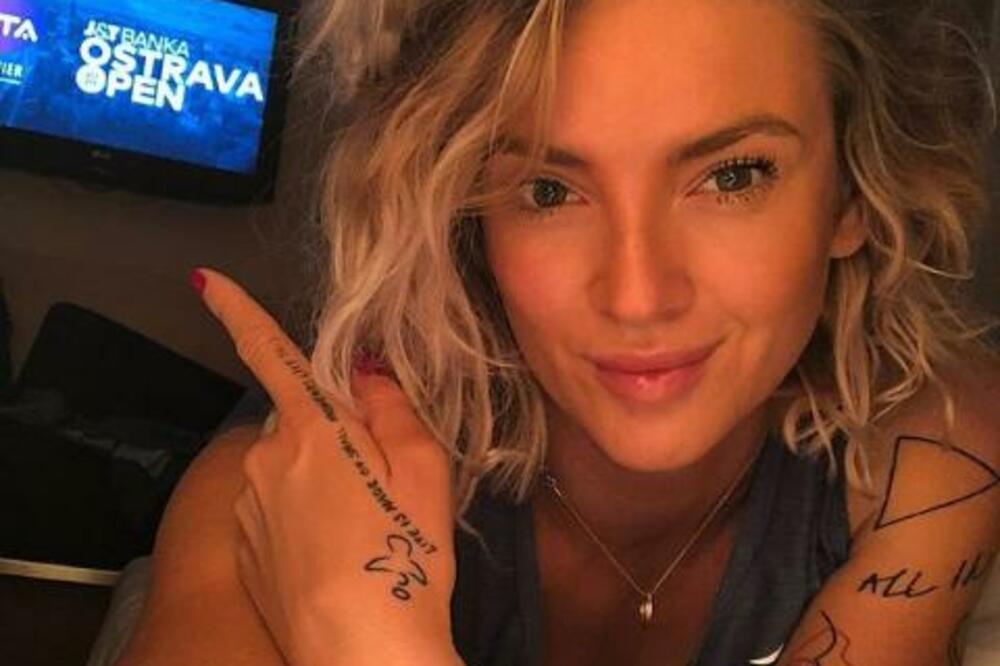 MUŠKARCI U SUZAMA: Prelepa Tereza ispala sa Rolan Garosa, ali svi pričaju o njenim tetovažama! (FOTO)