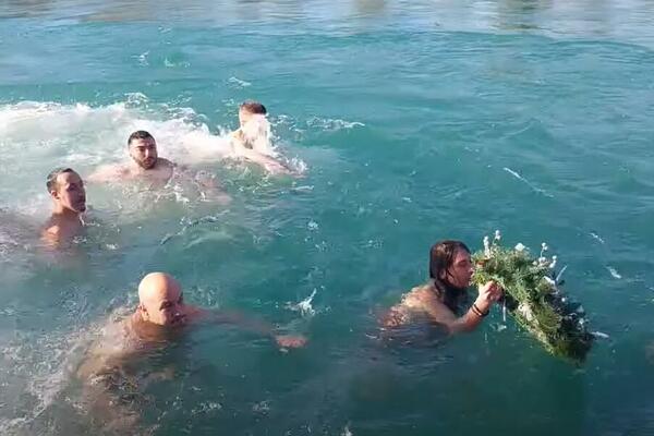 U OVOM GRADU OBOREN REKORD, SVI HOĆE DA PLIVAJU ZA ČASNI KRST: I žene se masovno prijavljuju