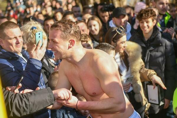 BOGOJAVLJENSKO PLIVANJE U SRPSKOJ: Za Časni krst zaplivao i STANIVUKOVIĆ! (FOTO/VIDEO)