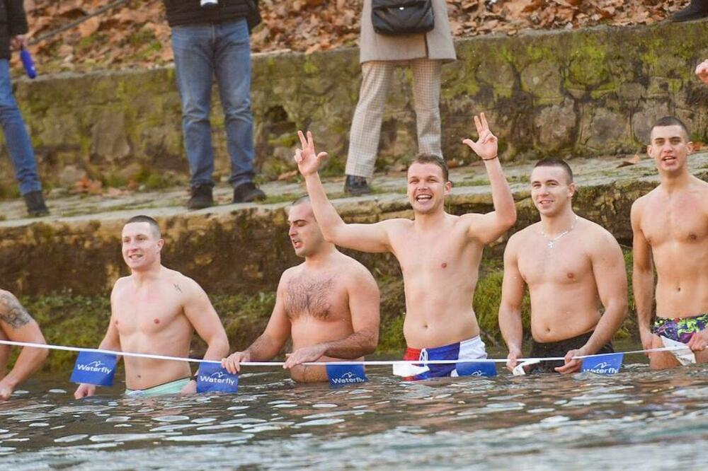 STANIVUKOVIĆ POVREĐEN TOKOM PLIVANJA ZA ČASNI KRST! Reagovala Hitna pomoć