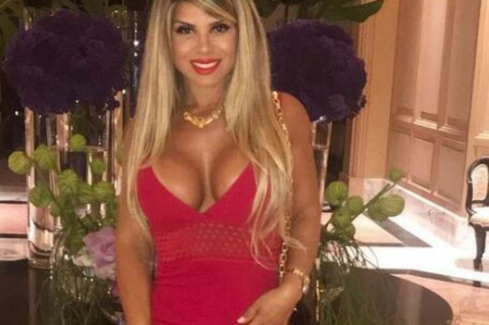 MIS BUM BUM ZASLEPELA FANOVE: Pred kamerom ZAVODLJIVO pozirala, iz bikinija SVE PRŠTI! DA LI JE REALNA?! (VIDEO)