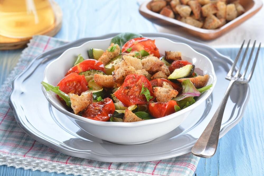 OSVEŽIĆE VAS TOKOM VRELIH DANA: Napravite letnju salatu sa piletinom, jednostavna je i HRANLJIVA (RECEPT)