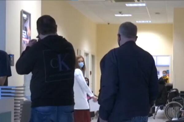 AKO ŽELITE DA VAM PRIVATNIK OTVORI BOLOVANJE, MORAĆETE DOBRO DA PLATITE! Redovi ispred AMBULANTI - NEPREGLEDNI