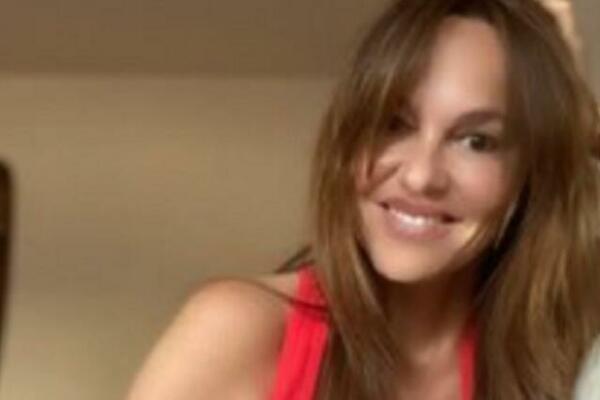 ISPALA GODINE! KUPILA HELANKE NA INTERNETU, PA SE GORKO POKAJALA: Zbog 1 detalja joj svi gledaju u MEĐUNOŽJE (FOTO)