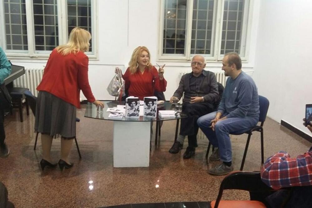 VESNA JE DOKAZ DA NE TREBA DA ODUSTAJETE OD SVOJIH SNOVA: Godinama sedela u kancelariji, sada je UMETNICA! (FOTO)