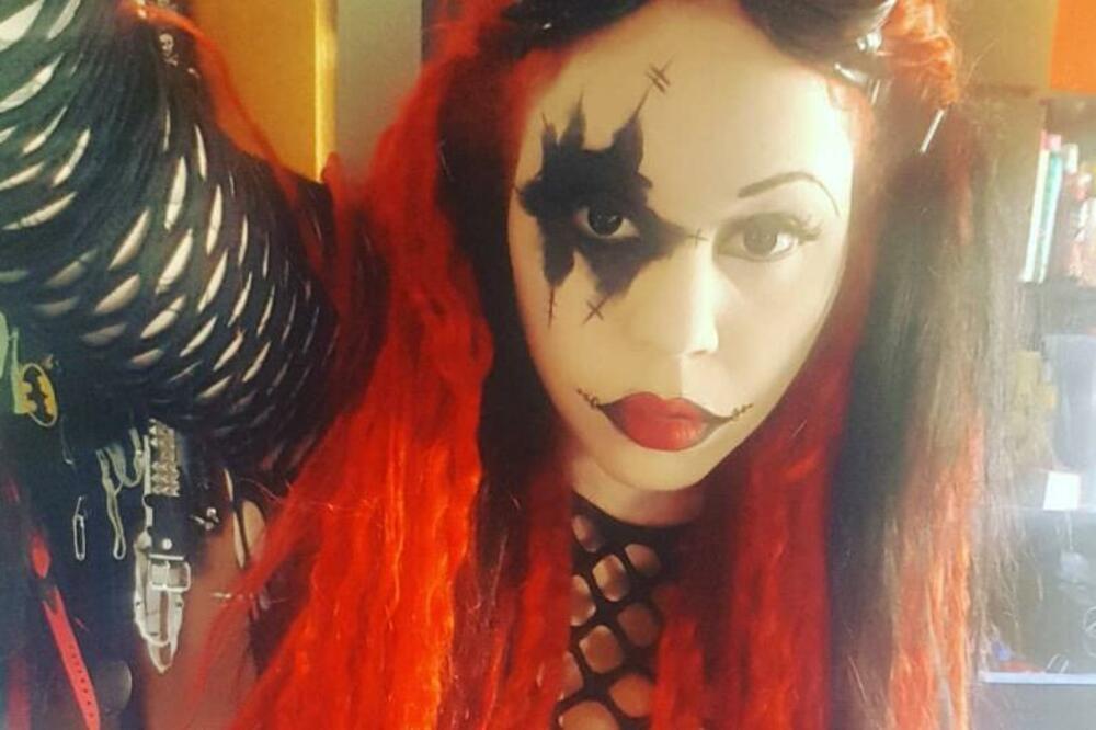 "NE DOZVOLJAVAJU DECI DA BUDU PRIJATELJI SA MOJOM": Ne sviđa im se kako IZGLEDA, govore da OBOŽAVA SOTONU! (FOTO)