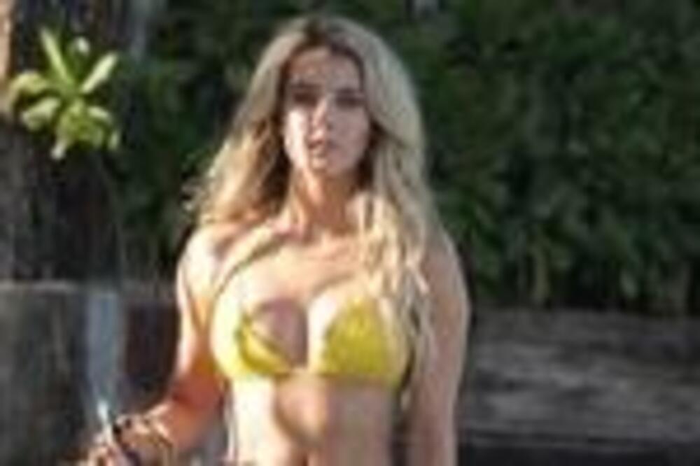 ULTRA MALI BIKINI JEDVA PREKRIO NJENU "MAČKICU": Previše je SE*SI, a tek koliko je VEŠTA! (FOTO)