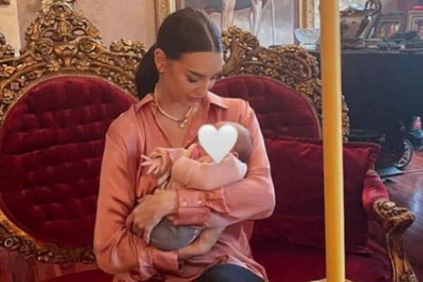 PRVA SLAVA MALE KATJE! KATARINA GRUJIĆ EMOTIVNOM FOTKOM RAZNEŽILA SVE: Prelepi porodični momenti! (FOTO)